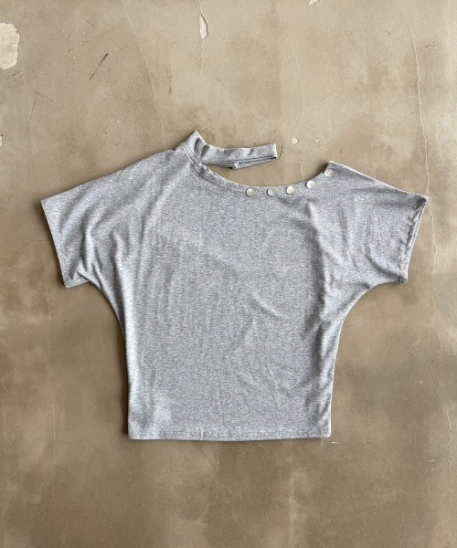 SHAGGIE(シャギー)の「ワンショルダーボタン付きドルマントップス(Tシャツ/カットソー・レディース・ホワイト/グレー/ブラック・FREE)」の9枚目の写真