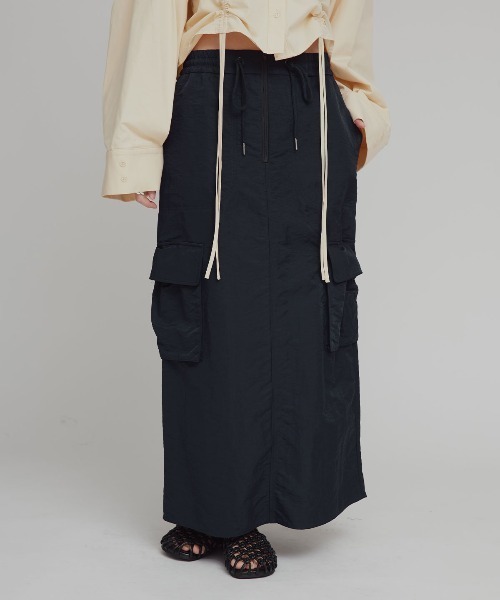 W:Huku(フーク)の「【W:Huku / 撥水 ワッシャーナイロン】カーゴ ロング スカート / Washer Nylon Cargo Long Skirt(スカート・レディース・アイボリー/ブルーグレー/ブラック系その他・FREE)」の4枚目の写真