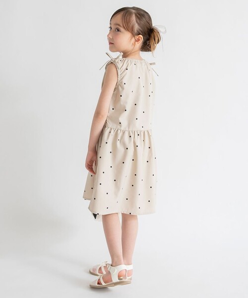 BRANSHES（ブランシェス）の「【接触冷感】シャーリングワンピース（ワンピース・キッズ・チャコールグレー/ベージュ・150/130/120/110/90/80/140/100）」の6枚目の写真