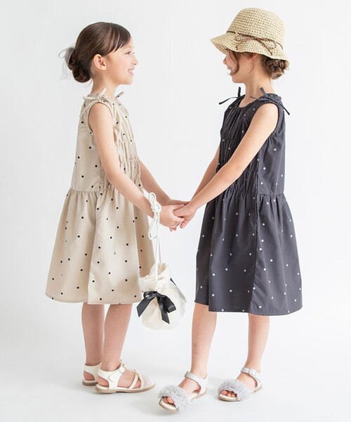 BRANSHES（ブランシェス）の「【接触冷感】シャーリングワンピース（ワンピース・キッズ・チャコールグレー/ベージュ・150/130/120/110/90/80/140/100）」の8枚目の写真