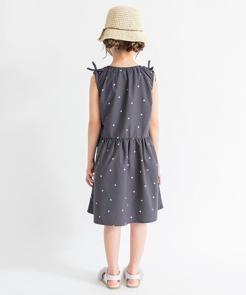 BRANSHES（ブランシェス）の「【接触冷感】シャーリングワンピース（ワンピース・キッズ・チャコールグレー/ベージュ・150/130/120/110/90/80/140/100）」の17枚目の写真