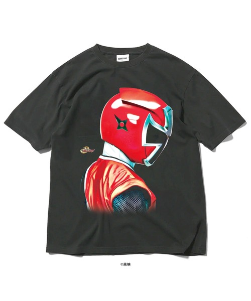 HOMEGAME(ホームゲーム)の「HG250186 スーパー戦隊 × ホームゲーム 【HOMEGAME】 - 半袖Tシャツ 2015 アカニンジャー TEE(Tシャツ/カットソー・メンズ・スミクロ・XX-LARGE/X-LARGE/LARGE/MEDIUM/SMALL)」の1枚目の写真
