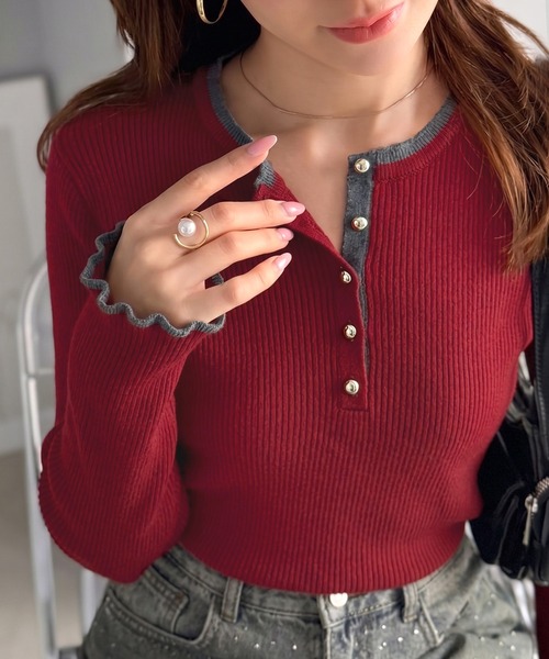 mily bilet(ミウィビレット)の「【mily bilet】大人可愛いディテールをぎゅっと。ゴールドボタン ヘンリーネック配色リブニット (長袖)(ニット/セーター・レディース・ピンク/チャコールグレー/アイボリー/レッド・LARGE/MEDIUM/SMALL/X-LARGE)」の4枚目の写真