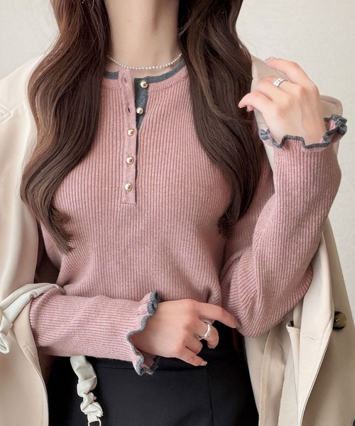 mily bilet(ミウィビレット)の「【mily bilet】大人可愛いディテールをぎゅっと。ゴールドボタン ヘンリーネック配色リブニット (長袖)(ニット/セーター・レディース・ピンク/チャコールグレー/アイボリー/レッド・LARGE/MEDIUM/SMALL/X-LARGE)」の3枚目の写真