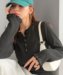 mily bilet（ミウィビレット）の「【mily bilet】大人可愛いディテールをぎゅっと。ゴールドボタン ヘンリーネック配色リブニット (長袖)（ニット/セーター）」