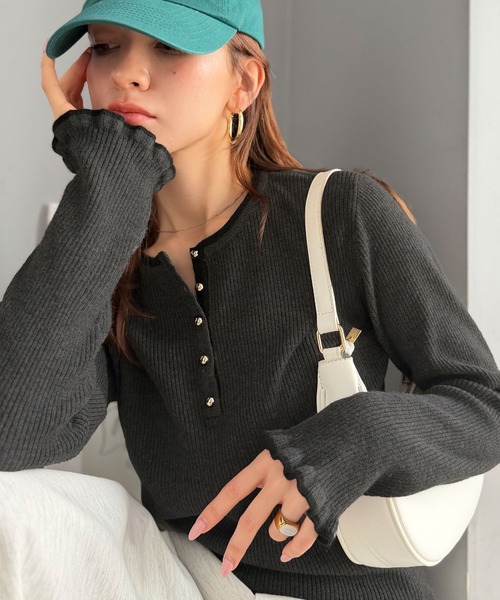 mily bilet(ミウィビレット)の「【mily bilet】大人可愛いディテールをぎゅっと。ゴールドボタン ヘンリーネック配色リブニット (長袖)(ニット/セーター・レディース・ピンク/チャコールグレー/アイボリー/レッド・LARGE/MEDIUM/SMALL/X-LARGE)」の2枚目の写真