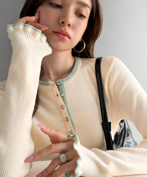 mily bilet(ミウィビレット)の「【mily bilet】大人可愛いディテールをぎゅっと。ゴールドボタン ヘンリーネック配色リブニット (長袖)(ニット/セーター・レディース・ピンク/チャコールグレー/アイボリー/レッド・LARGE/MEDIUM/SMALL/X-LARGE)」の1枚目の写真