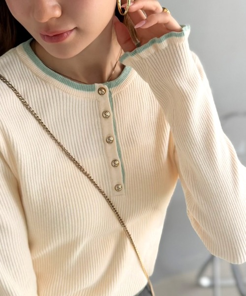 mily bilet(ミウィビレット)の「【mily bilet】大人可愛いディテールをぎゅっと。ゴールドボタン ヘンリーネック配色リブニット (長袖)(ニット/セーター・レディース・ピンク/チャコールグレー/アイボリー/レッド・LARGE/MEDIUM/SMALL/X-LARGE)」の19枚目の写真