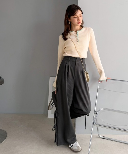 mily bilet(ミウィビレット)の「【mily bilet】大人可愛いディテールをぎゅっと。ゴールドボタン ヘンリーネック配色リブニット (長袖)(ニット/セーター・レディース・ピンク/チャコールグレー/アイボリー/レッド・LARGE/MEDIUM/SMALL/X-LARGE)」の21枚目の写真