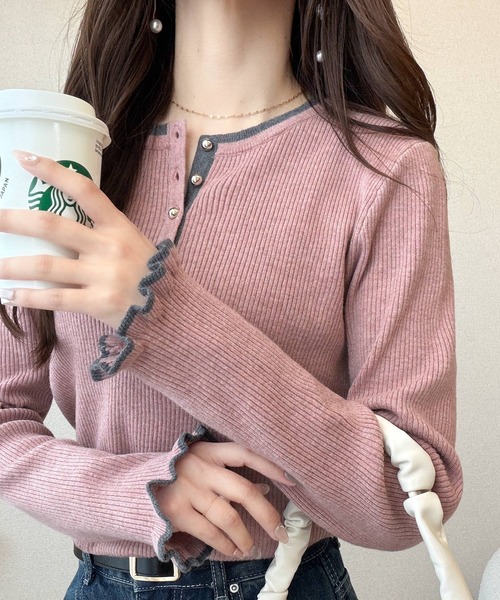 mily bilet(ミウィビレット)の「【mily bilet】大人可愛いディテールをぎゅっと。ゴールドボタン ヘンリーネック配色リブニット (長袖)(ニット/セーター・レディース・ピンク/チャコールグレー/アイボリー/レッド・LARGE/MEDIUM/SMALL/X-LARGE)」の11枚目の写真