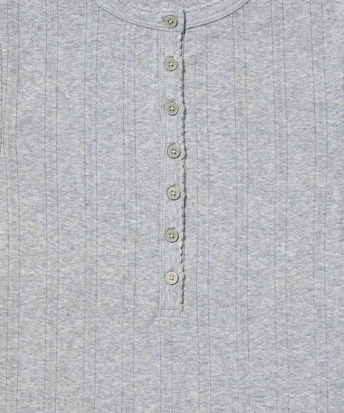 Levi's(リーバイス)の「Levi's/リーバイス DRY GOODS ポインテール ショートスリーブ ヘンリーネックTシャツ(Tシャツ/カットソー・レディース・グレー・XS/S/M)」の9枚目の写真