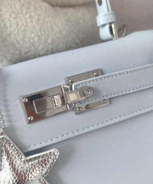 LA MODE MAQI(ラモードマキ)の「スターディテールミニバッグトップハンドルクロスボディショルダーバッグ(メッセンジャーバッグ・レディース・スカイブルー/ブラック・FREE)」の7枚目の写真