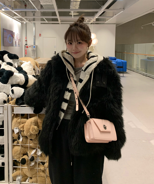 KISYNING(キシニング)の「Square Travel Big-Bag (Baby Pink)(メッセンジャーバッグ・レディース・その他・FREE)」の3枚目の写真