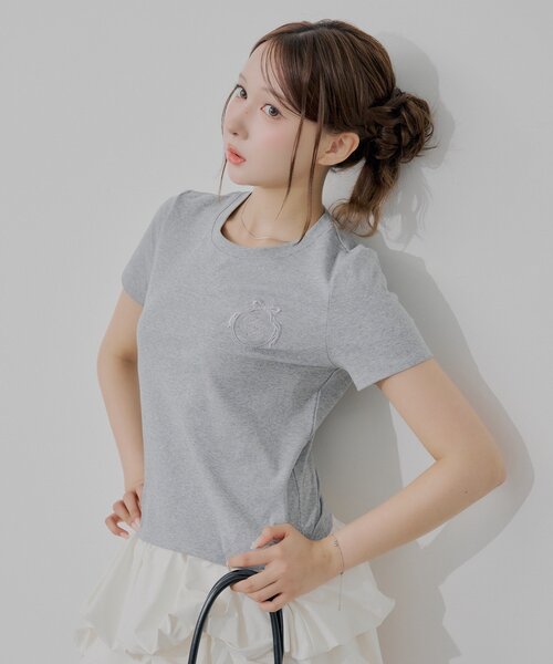 Chico(チコ)の「エンブレムロゴ刺繍T(Tシャツ/カットソー・レディース・グレー/ブルー/ブラック/アイボリー・FREE)」の3枚目の写真