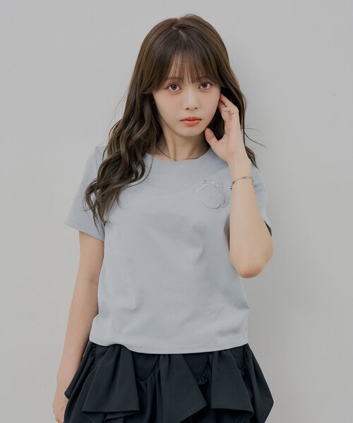 Chico(チコ)の「エンブレムロゴ刺繍T(Tシャツ/カットソー・レディース・グレー/ブルー/ブラック/アイボリー・FREE)」の4枚目の写真
