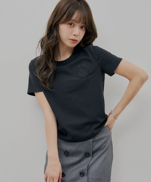 Chico(チコ)の「エンブレムロゴ刺繍T(Tシャツ/カットソー・レディース・グレー/ブルー/ブラック/アイボリー・FREE)」の1枚目の写真