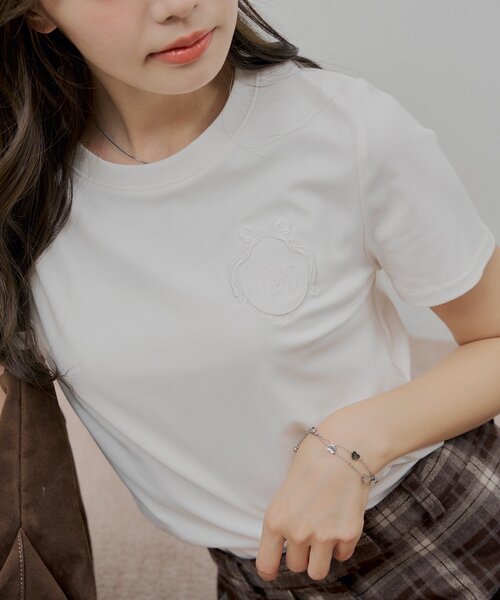 Chico(チコ)の「エンブレムロゴ刺繍T(Tシャツ/カットソー・レディース・グレー/ブルー/ブラック/アイボリー・FREE)」の6枚目の写真