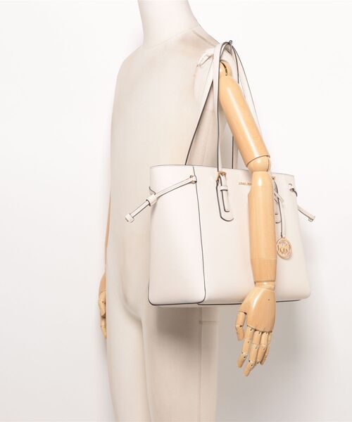MICHAEL KORS（マイケルコース）の「VOYAGER サフィアーノ レザー トート ラージ（トートバッグ・レディース・ベージュ系・FREE）」の5枚目の写真
