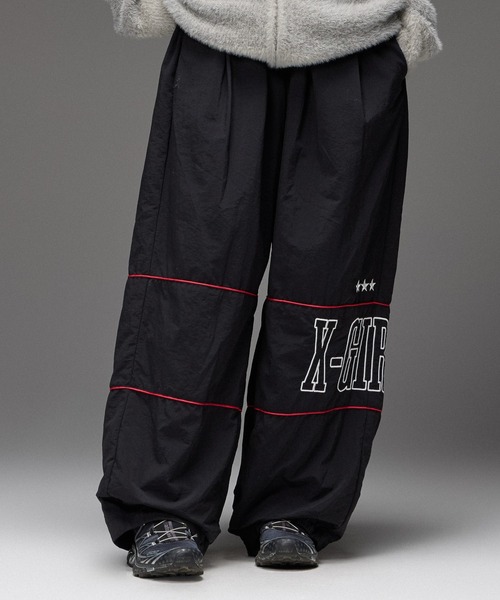 X-girl(エックスガール)の「LOGO AND STAR WIDE LEG TRACK PANTS(その他パンツ・レディース・ブラック/オフホワイト・M/S)」の1枚目の写真