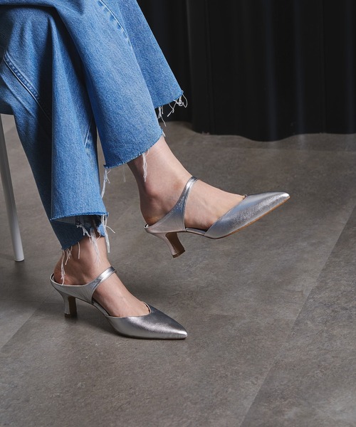 ROSE BUD(ローズバッド)の「POINTED BELT MULE(パンプス・レディース・シルバー・37)」の1枚目の写真