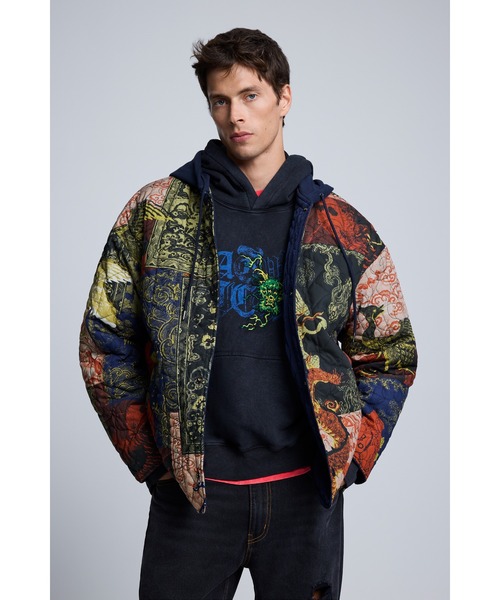 Desigual（デシグアル）の「マルチグラフィックプリント リバーシブルフードジャケット｜Desigual 2026秋冬新作（ブルゾン・メンズ・ブルー・S/M/L）」の2枚目の写真