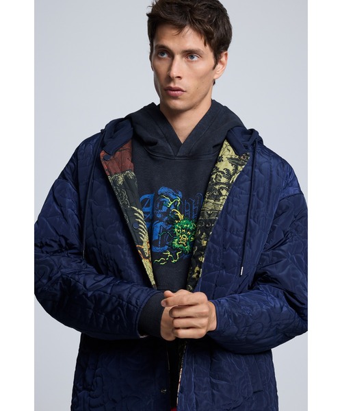 Desigual（デシグアル）の「マルチグラフィックプリント リバーシブルフードジャケット｜Desigual 2026秋冬新作（ブルゾン・メンズ・ブルー・S/M/L）」の4枚目の写真