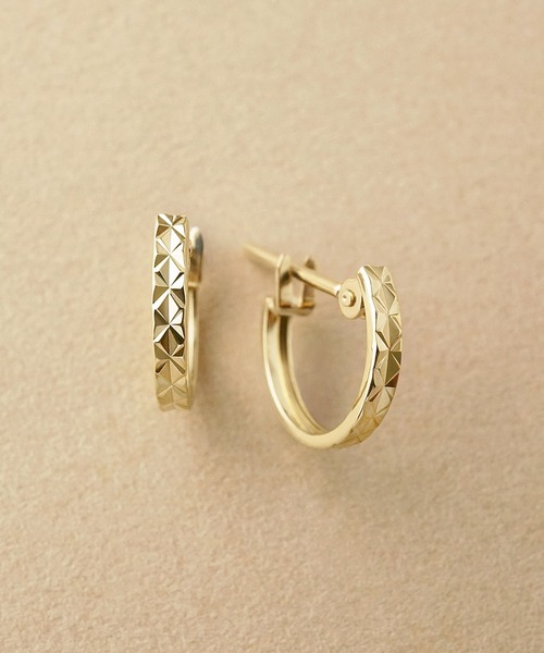 TAKE-UP(テイクアップ)の「K10 トライアングルカット ミニフープピアス( YG)(ピアス(両耳用)・レディース・イエローゴールド・FREE)」の1枚目の写真
