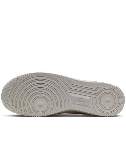 NIKE(ナイキ)の「ナイキ エア フォース 1 '07 SE ウィメンズシューズ / Nike Air Force 1 '07 SE Women's Shoes IQ0135-100 Sail(スニーカー・レディース・クリーム・24/23.5/23/22.5/26/22/25.5/25/24.5)」の2枚目の写真