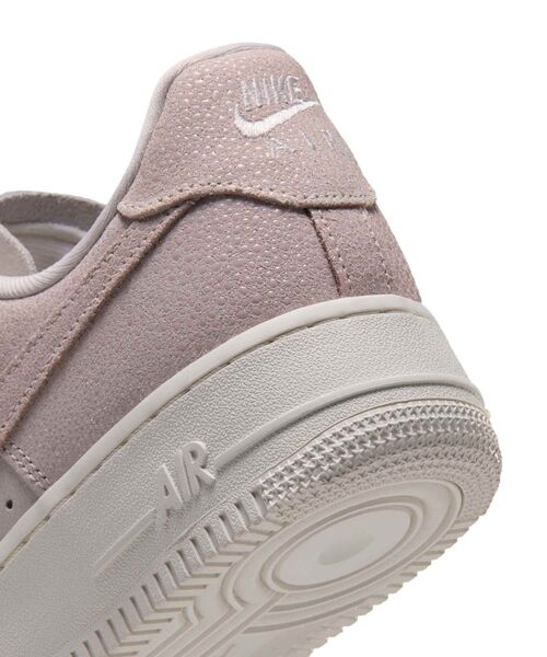 NIKE(ナイキ)の「ナイキ エア フォース 1 '07 SE ウィメンズシューズ / Nike Air Force 1 '07 SE Women's Shoes IQ0135-100 Sail(スニーカー・レディース・クリーム・24/23.5/23/22.5/26/22/25.5/25/24.5)」の8枚目の写真