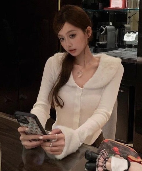 AVYL(アヴィル)の「ファーカラーファースリーブタイトニットカーディガン(ニット/セーター・レディース・ピンク/ホワイト/ブラック・M)」の2枚目の写真