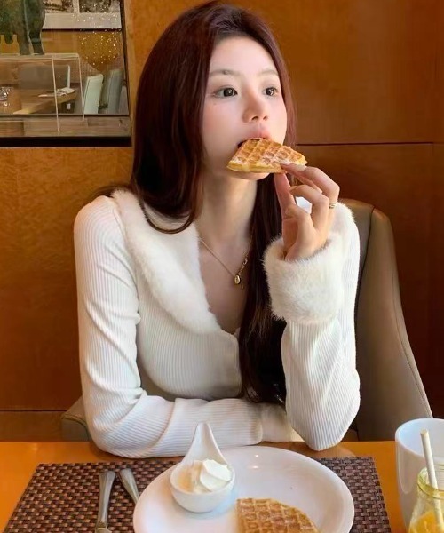 AVYL(アヴィル)の「ファーカラーファースリーブタイトニットカーディガン(ニット/セーター・レディース・ピンク/ホワイト/ブラック・M)」の5枚目の写真