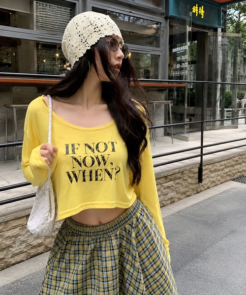 VIBGYOR(ヴィブジョー)の「【EIZZ/アイズ】ヴィンテージ風 クラックロゴ クロップド シアー長袖Tシャツ / ロンT(Tシャツ/カットソー・レディース・ホワイト/ブラック/イエロー・FREE)」の1枚目の写真