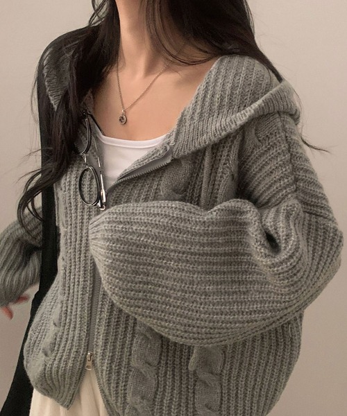 &soiree(アンドソワレ)の「オーバーサイズケーブルニットWジップフード付きカーディガン(カーディガン/ボレロ・レディース・ブラウン/チャコール/グレー/オフホワイト・FREE)」の2枚目の写真