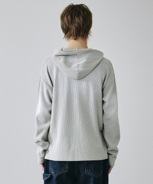 MAISON MINED(メゾンミネド)の「ペインテッドワッフルフード長袖 アイボリー(Tシャツ/カットソー・メンズ・その他・LARGE/MEDIUM)」の4枚目の写真