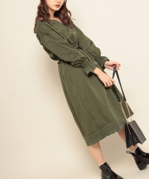 PAGEBOY（ページボーイ）の「スカラップ刺繍ワンピース（ワンピース・レディース・ブラック/カーキ・FREE）」の2枚目の写真