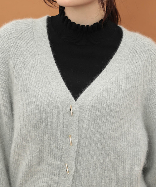 SALON adam et rope'(サロン アダム エ ロペ)の「片畦Vネックカーディガン(カーディガン/ボレロ・レディース・グレー/キャメル/ブルー系その他4/ピンク/チャコールグレー・FREE)」の11枚目の写真
