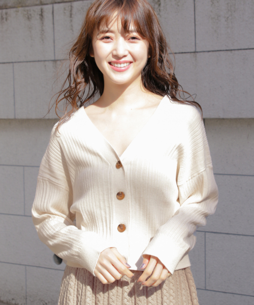 Heather(ヘザー)の「ハイゲージリブボタンカーディガン 827987(カーディガン/ボレロ・レディース・アイボリー/ブラック/ベージュ/グリーン/レッド・FREE)」の2枚目の写真
