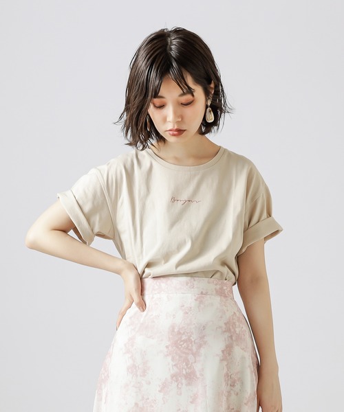 natural couture（ナチュラルクチュール）の「グリーティングロゴT（Tシャツ/カットソー・レディース・オフホワイト/ライトベージュ/パープル/オレンジ・FREE）」の3枚目の写真