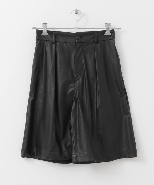 audrey and john wad（オードリーアンドジョンワッド）の「Audrey and John Wad　ECO LEATHER ハーフパンツ（その他パンツ・レディース・ブラック/アイボリー・MEDIUM）」の5枚目の写真