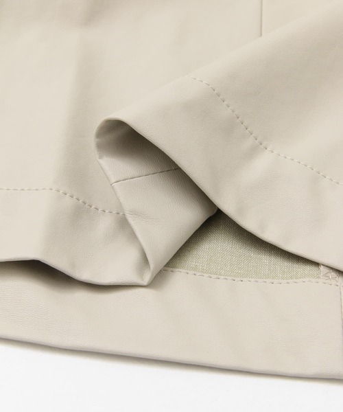 audrey and john wad（オードリーアンドジョンワッド）の「Audrey and John Wad　ECO LEATHER ハーフパンツ（その他パンツ・レディース・ブラック/アイボリー・MEDIUM）」の10枚目の写真