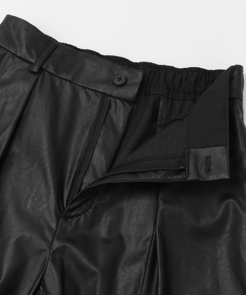 audrey and john wad（オードリーアンドジョンワッド）の「Audrey and John Wad　ECO LEATHER ハーフパンツ（その他パンツ・レディース・ブラック/アイボリー・MEDIUM）」の11枚目の写真