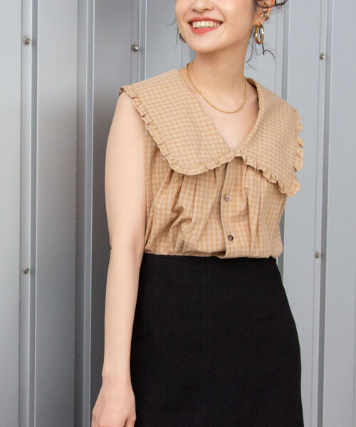 Rie Miller(リエミラー)の「フリルビックカラー2WAYブラウス(シャツ/ブラウス・レディース・ホワイト/ベージュ系1/ブラック/チャコールグレー/サックスブルー/ベージュ・38)」の2枚目の写真