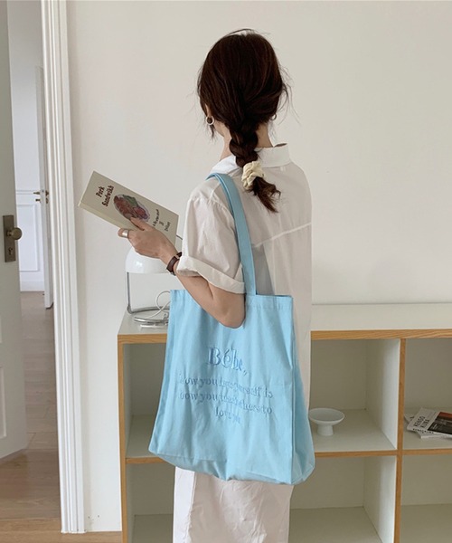 Jasmine Grandiflorum(ジャスミングランディフローラム)の「同色ロゴ刺繍パステルトートバッグ(トートバッグ・レディース・ベージュ/パープル/ピンク/ブルー・FREE)」の2枚目の写真