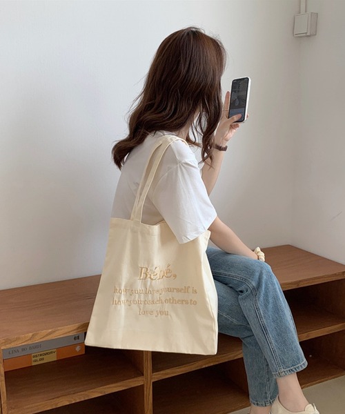 Jasmine Grandiflorum(ジャスミングランディフローラム)の「同色ロゴ刺繍パステルトートバッグ(トートバッグ・レディース・ベージュ/パープル/ピンク/ブルー・FREE)」の15枚目の写真