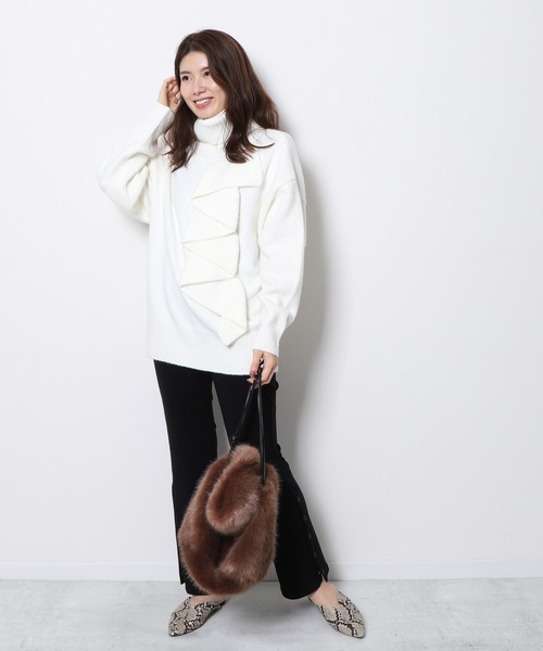 Re.Verofonna（ヴェロフォンナ）の「ワンサイドフリルオフタートルプルオーバー（ニット/セーター・レディース・ホワイト/チャコールグレー/ピンク/ブラック・MEDIUM）」の6枚目の写真