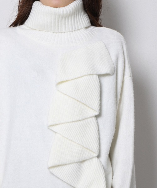 Re.Verofonna（ヴェロフォンナ）の「ワンサイドフリルオフタートルプルオーバー（ニット/セーター・レディース・ホワイト/チャコールグレー/ピンク/ブラック・MEDIUM）」の7枚目の写真