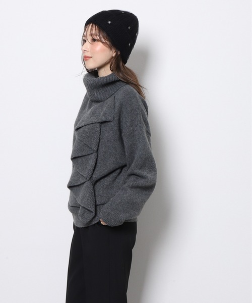 Re.Verofonna（ヴェロフォンナ）の「ワンサイドフリルオフタートルプルオーバー（ニット/セーター・レディース・ホワイト/チャコールグレー/ピンク/ブラック・MEDIUM）」の8枚目の写真