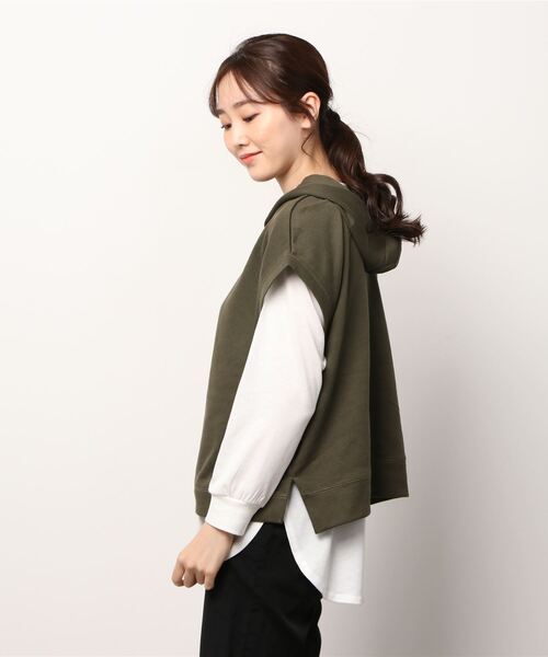 NAVY(ネイビー)の「フードベスト+ロングスリーブTシャツセット アンサンブル(Tシャツ/カットソー・レディース・グレイッシュベージュ/チャコール/カーキ・フリー)」の4枚目の写真