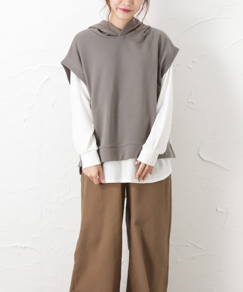 NAVY(ネイビー)の「フードベスト+ロングスリーブTシャツセット アンサンブル(Tシャツ/カットソー・レディース・グレイッシュベージュ/チャコール/カーキ・フリー)」の3枚目の写真