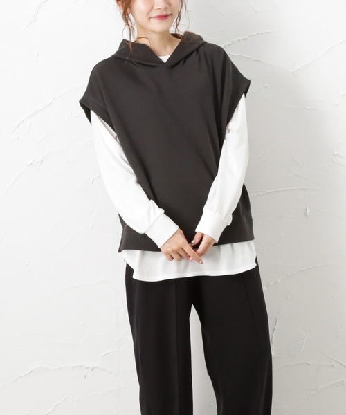 NAVY(ネイビー)の「フードベスト+ロングスリーブTシャツセット アンサンブル(Tシャツ/カットソー・レディース・グレイッシュベージュ/チャコール/カーキ・フリー)」の2枚目の写真